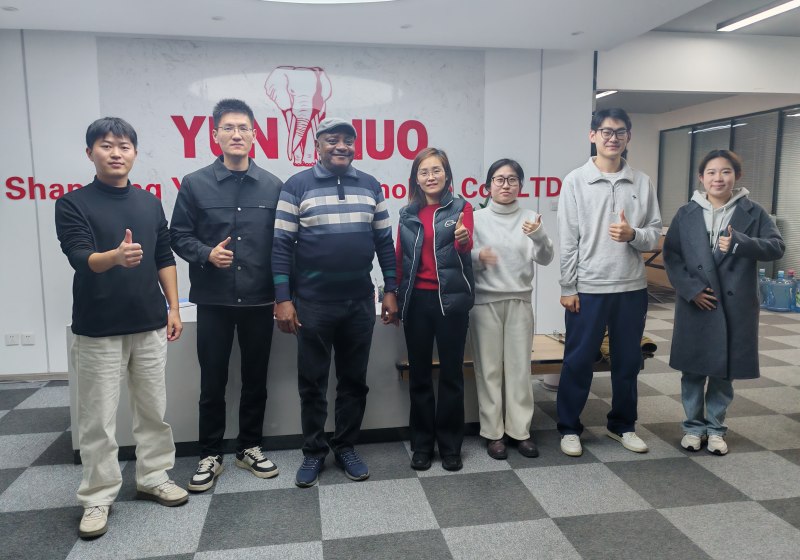 La visite des clients de Tanzanie.