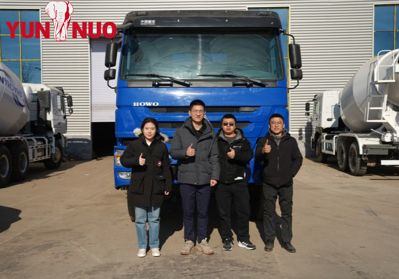 Le camion-benne destiné au client de la République démocratique du Congo est prêt à être expédié.