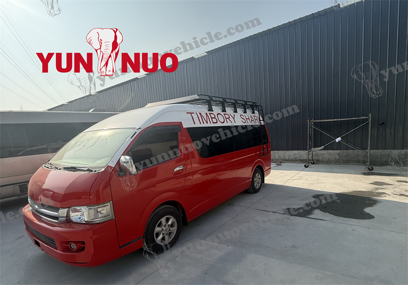  La Toyota HiAce d'occasion rouge accrocheuse est personnalis&eacute;e pour le client malien
