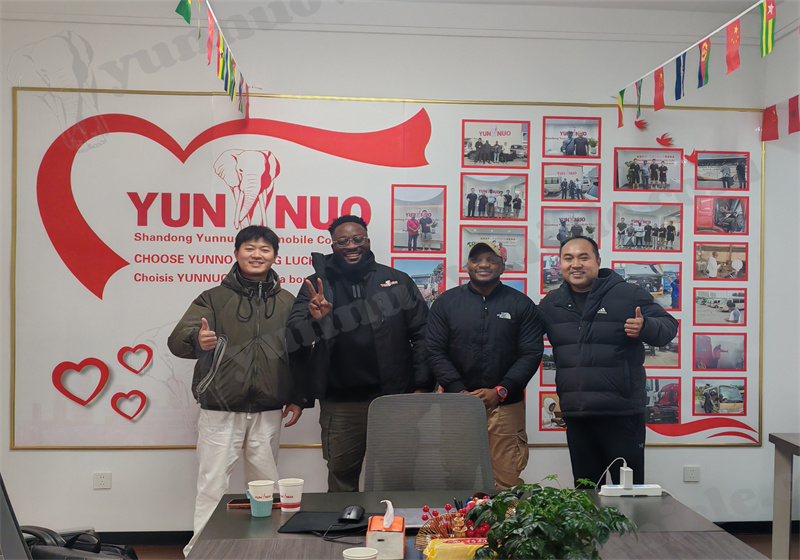 Un client zimbabw&eacute;en se rend au Shandong Yunnuo pour r&eacute;gler le paiement final.jpg