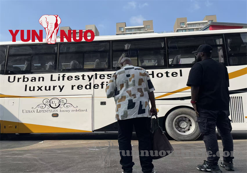 Le client zimbabwéen a visité Shandong Yunnuo pour un voyage de retour pour inspecter les véhicules