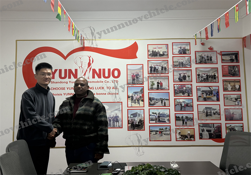 Des clients nigérians visitent Shandong Yunnuo pour acheter des véhicules de la série Toyota