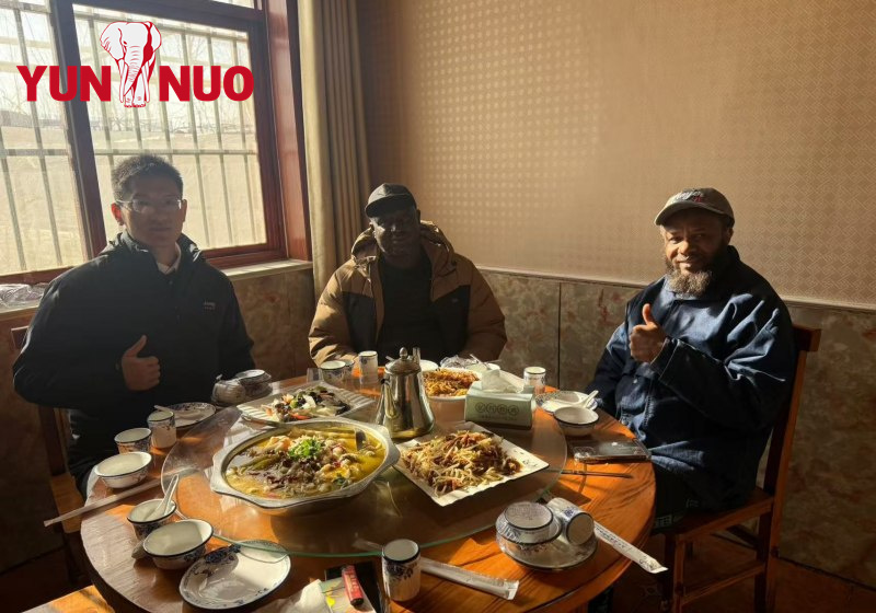 Des clients de Guinée ont visité Shandong Yunnuo Automobile Co., Ltd.