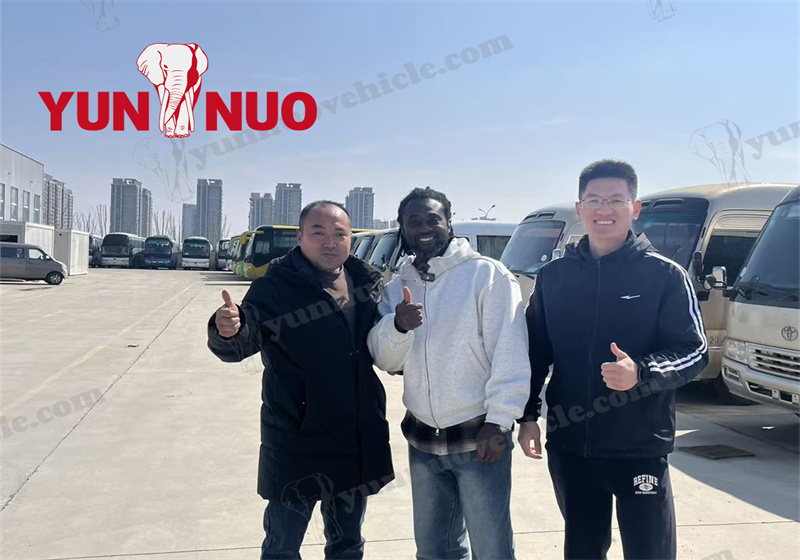 Un client ghan&eacute;en visite Yunnuo pour l