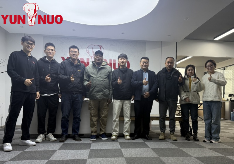 Des clients nigérians ont visité notre usine et sont intéressés par l'achat d'un Toyota Coaster d'occasion de 29 places.