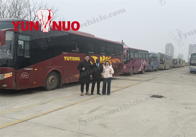 Des clients de Sierra Leone visitent Shandong Yunnuo et finalisent les exigences de personnalisation des autocars d