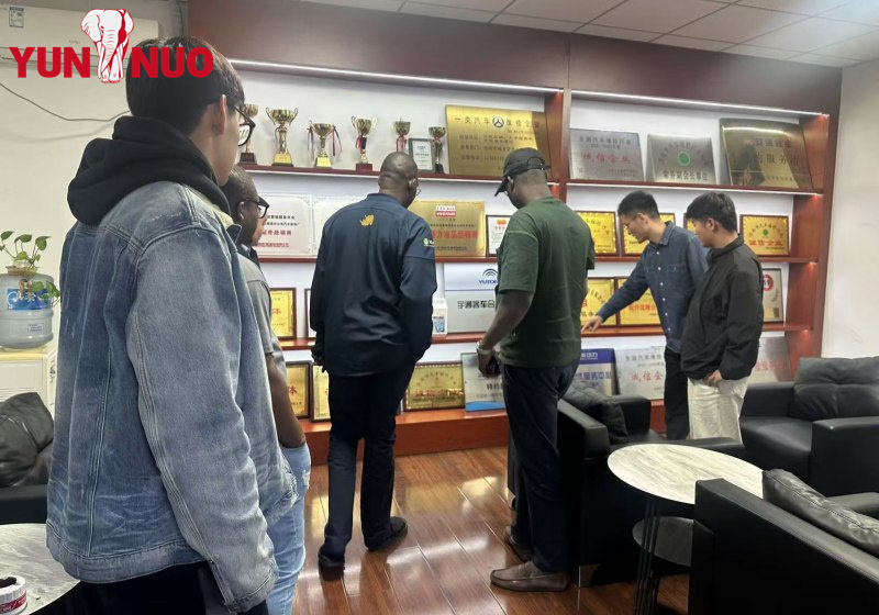 Un client de Côte d'Ivoire a acheté deux bus d'occasion la semaine dernière.