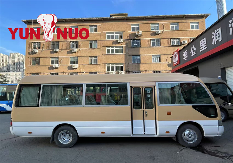 La rénovation de la Toyota Coaster d'occasion pour le client ghanéen a été terminée