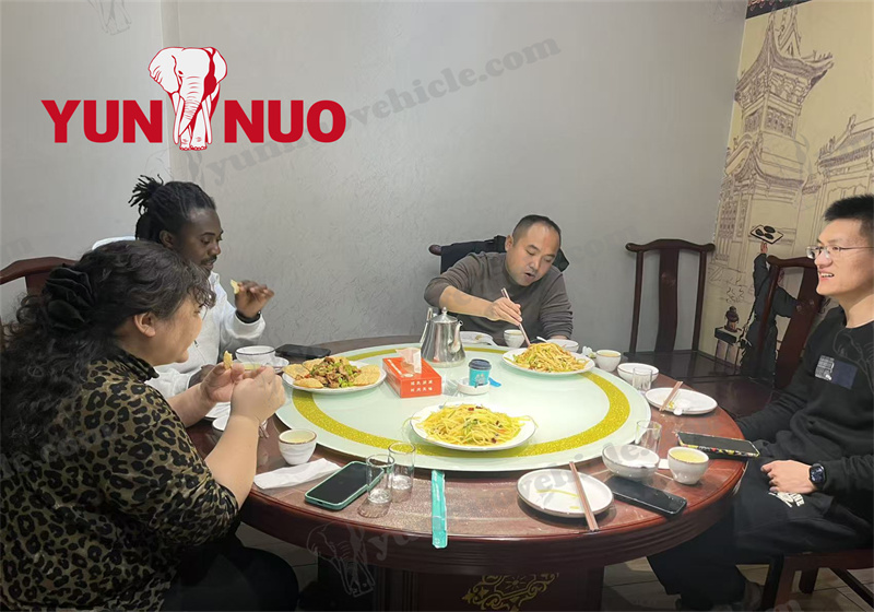 Un client ghan&eacute;en visite Yunnuo pour l