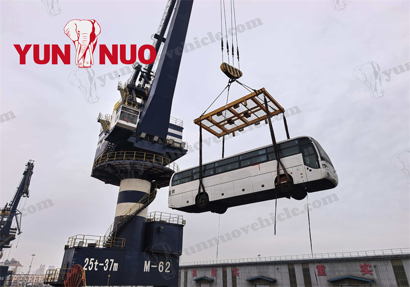 Trois autocars Yutong pour un client ivoirien charg&eacute;s pour exp&eacute;dition.jpg