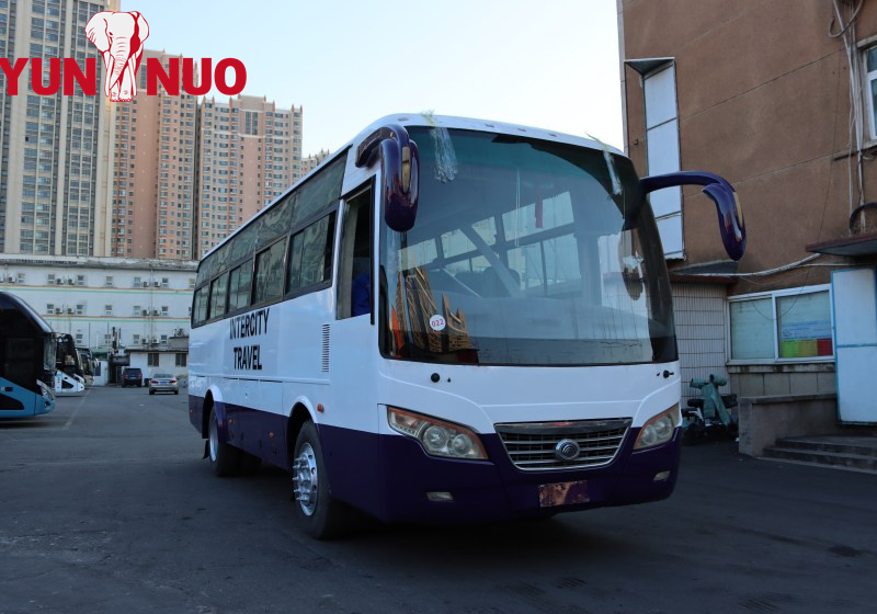 L'autocar d'occasion commandé par le client du Zimbabwe est actuellement en cours de remise à neuf.