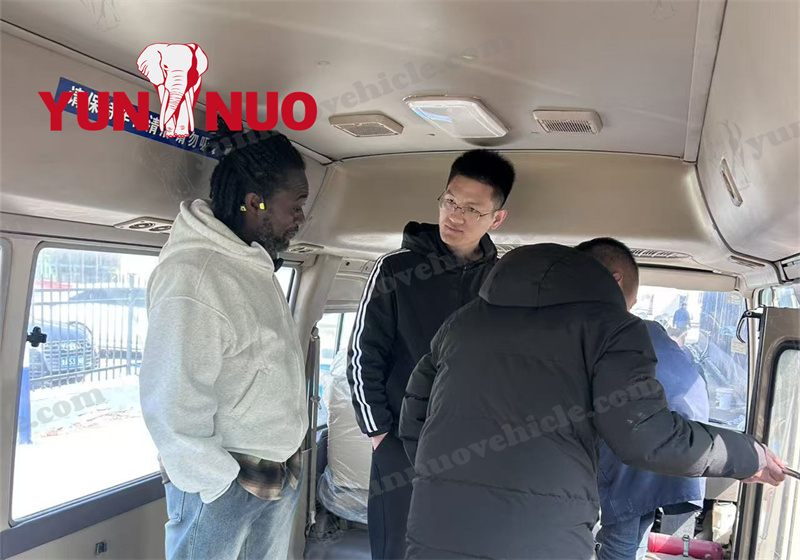 Un client ghan&eacute;en visite Yunnuo pour l