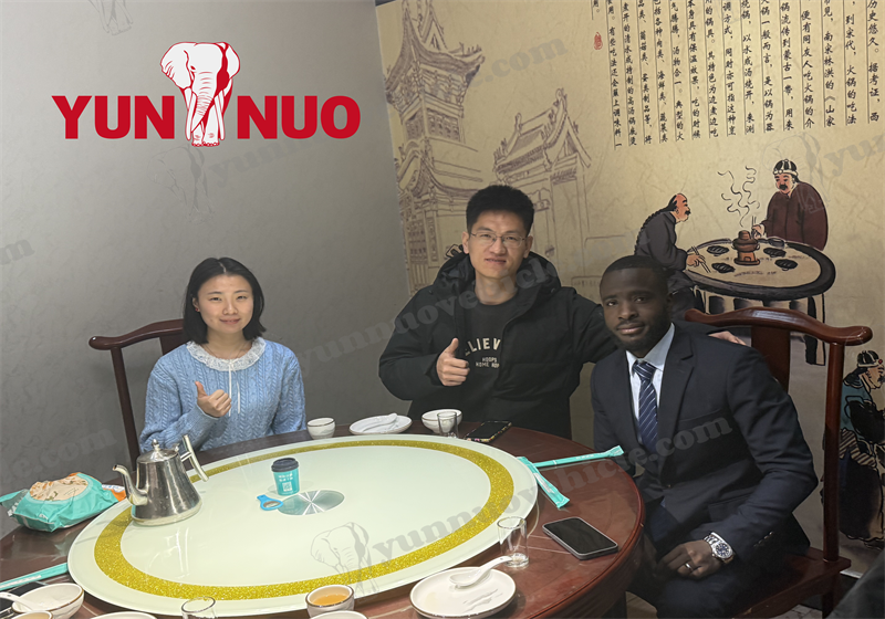 Des clients de Sierra Leone visitent Shandong Yunnuo et finalisent les exigences de personnalisation des autocars d