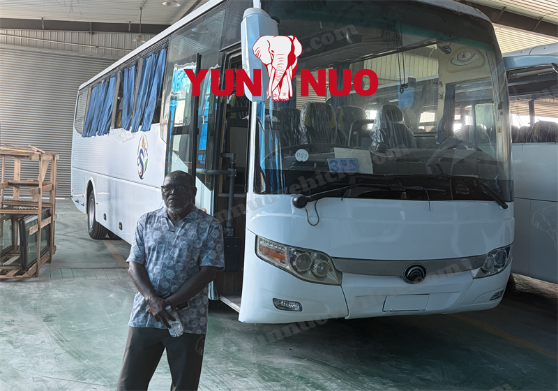 Un client kenyan vient acheter des bus Yutong d