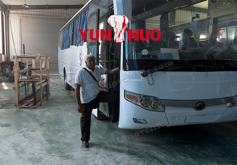 Un client kenyan vient acheter des bus Yutong d