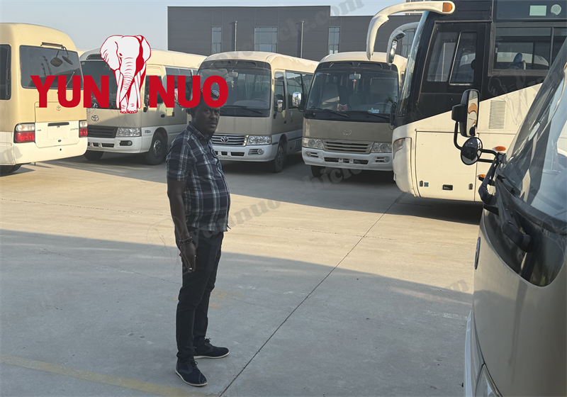 Un client de Sierra Leone a command&eacute; deux Toyota Coasters 3RZ d