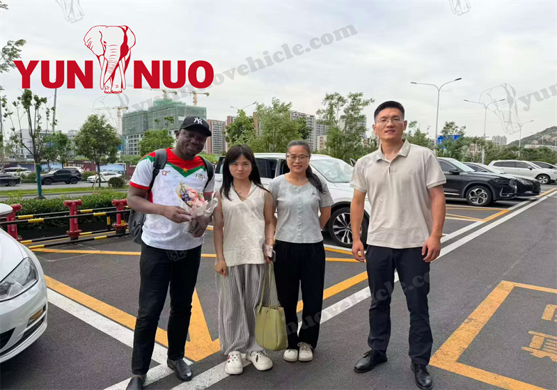 Un client du Burkina Faso visite le Shandong Yunnuo副本.png