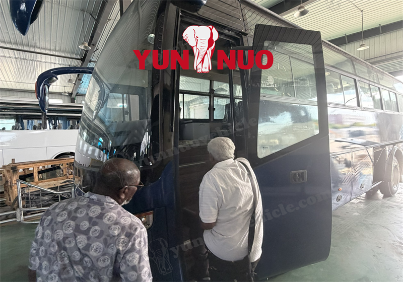 Un client kenyan vient acheter des bus Yutong d